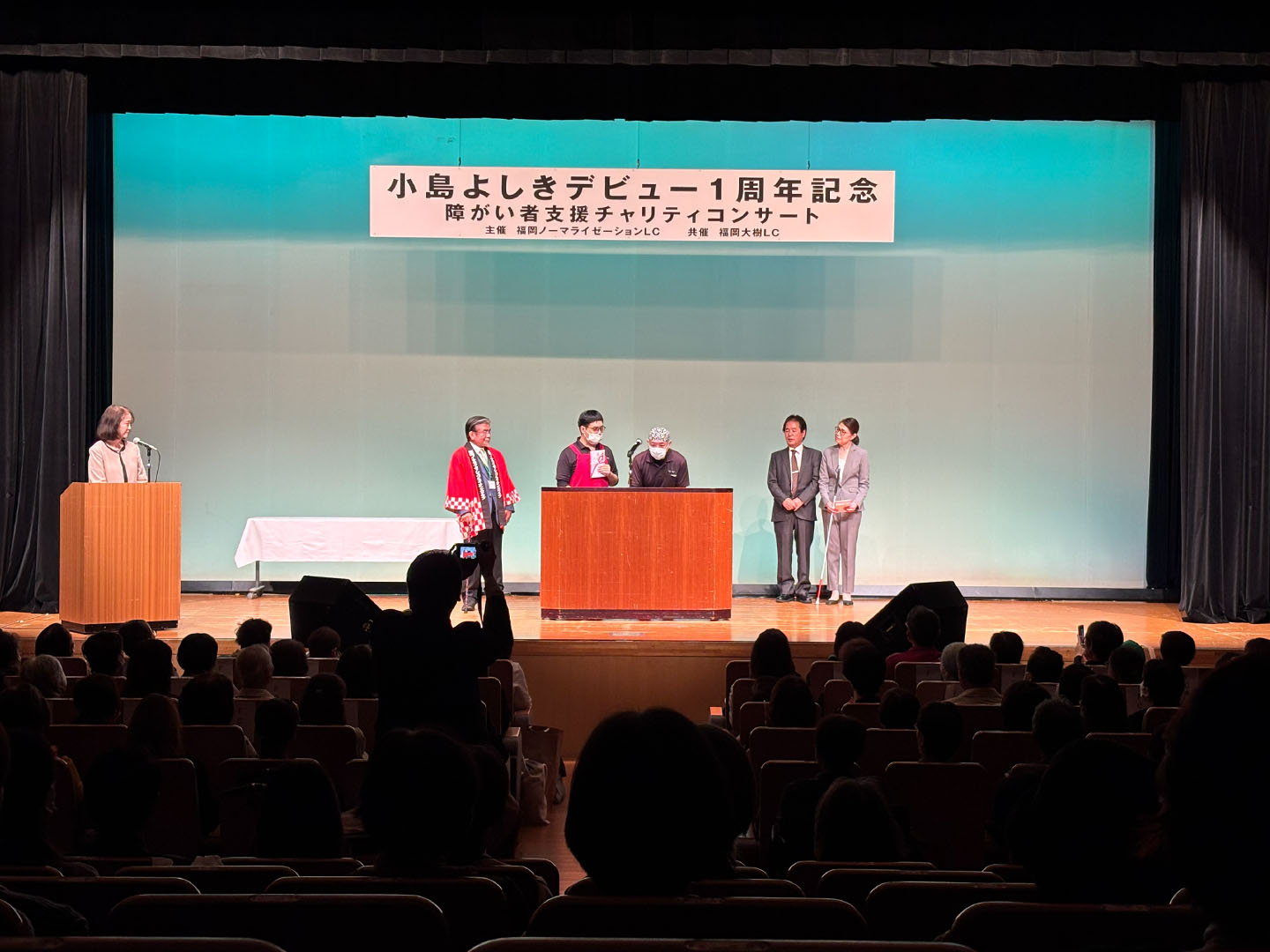 小島よしきデビュー1周年記念 障がい者支援チャリティコンサート開催