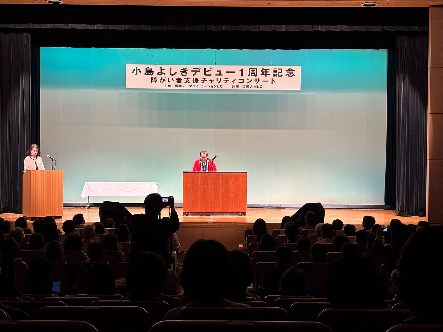 小島よしきデビュー1周年記念 障がい者支援チャリティコンサート開催